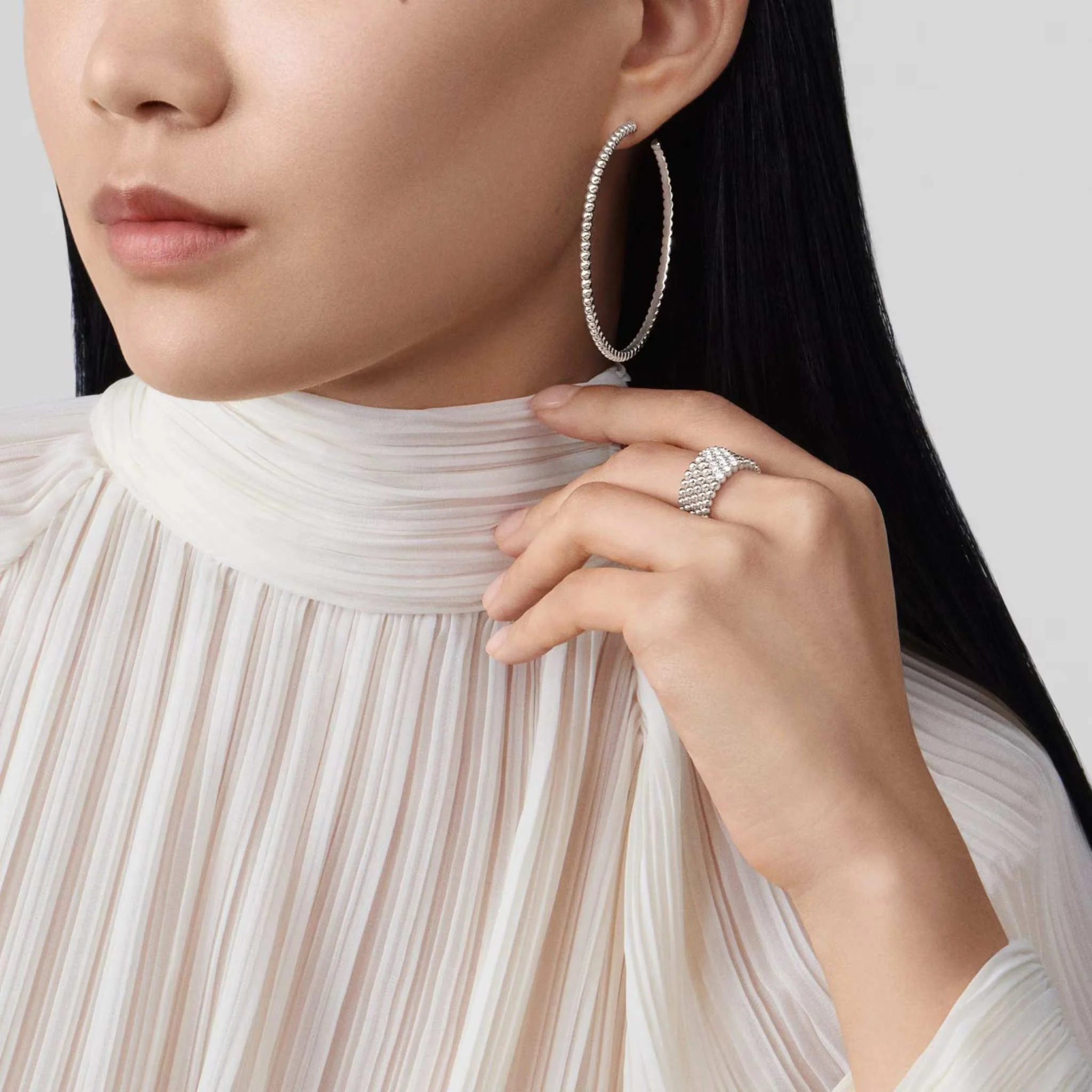 Perlée Pearls Of Gold Hoop Earrings Large Model White Gold - Image 2