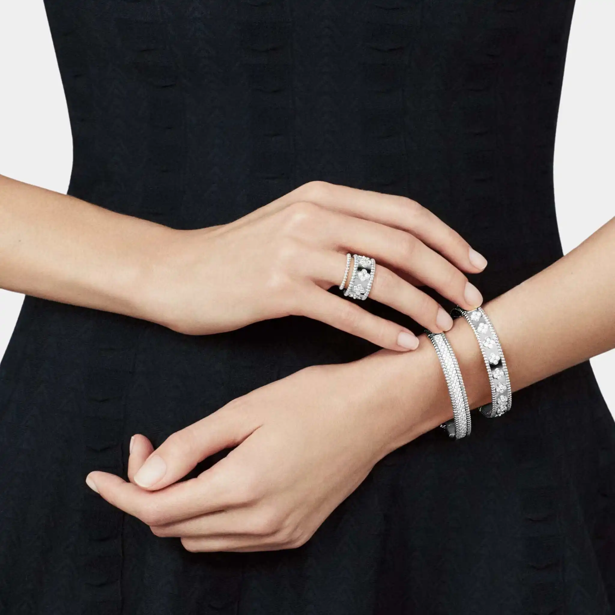 Perlée Clovers Ring Small Model White Gold Diamond - Image 2